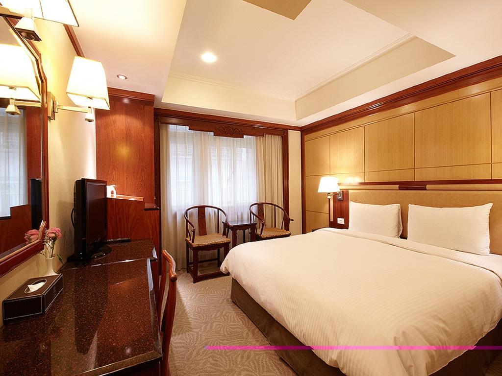 Oyo 4956 Hotel Maharaja Palace Kanpur Room photo